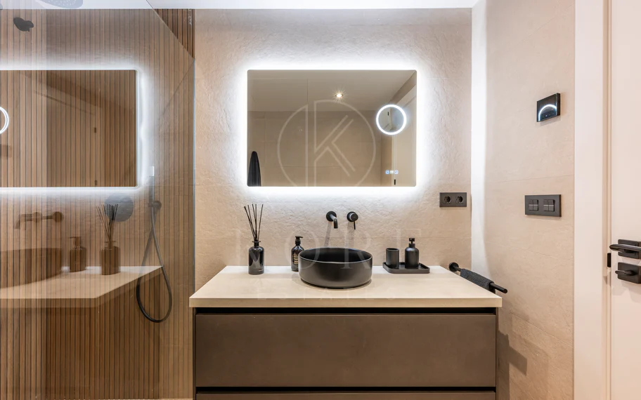 Beautifully renovated three-bedroom, east facing apartment, located in one of the most desirable complexes in Nueva Andalucia, La Maestranza.