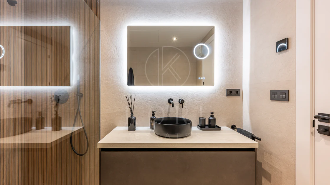 Apartament superb renovat cu trei dormitoare, orientat spre est, situat în unul dintre cele mai dorite complexe din Nueva Andalucia, La Maestranza.