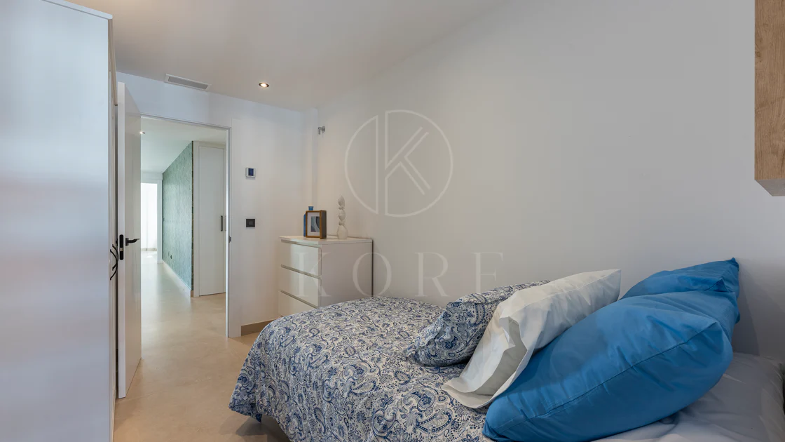 Apartament superb renovat cu trei dormitoare, orientat spre est, situat în unul dintre cele mai dorite complexe din Nueva Andalucia, La Maestranza.