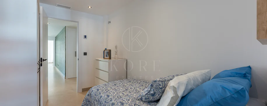 Apartament superb renovat cu trei dormitoare, orientat spre est, situat în unul dintre cele mai dorite complexe din Nueva Andalucia, La Maestranza.