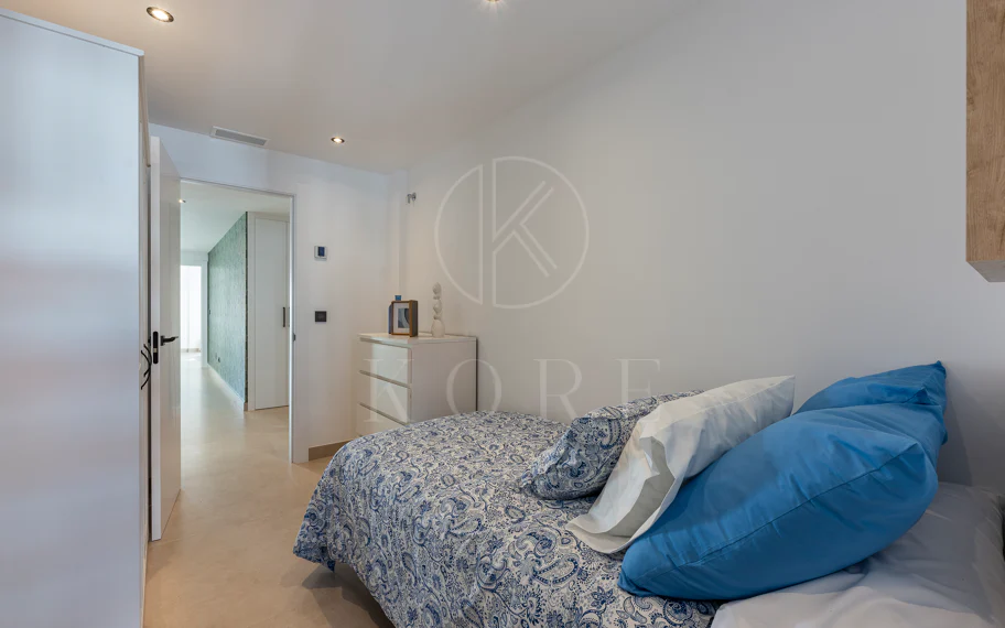 Beautifully renovated three-bedroom, east facing apartment, located in one of the most desirable complexes in Nueva Andalucia, La Maestranza.