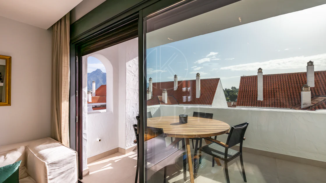 Apartament superb renovat cu trei dormitoare, orientat spre est, situat în unul dintre cele mai dorite complexe din Nueva Andalucia, La Maestranza.