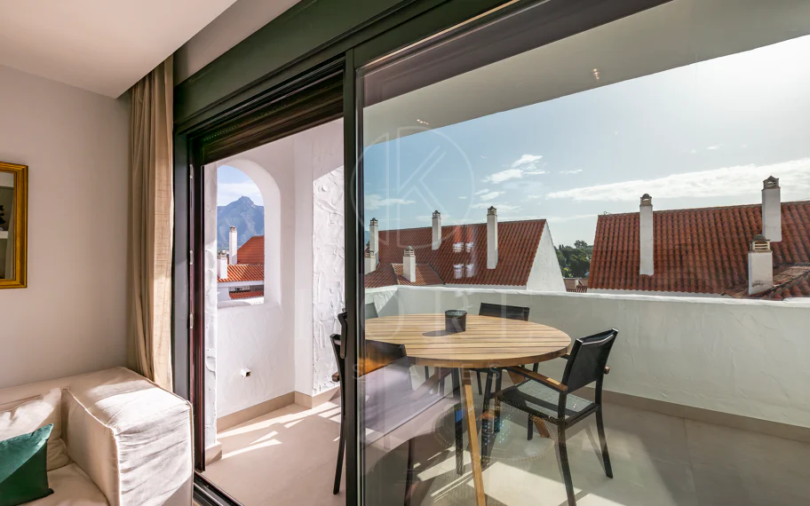 Beautifully renovated three-bedroom, east facing apartment, located in one of the most desirable complexes in Nueva Andalucia, La Maestranza.