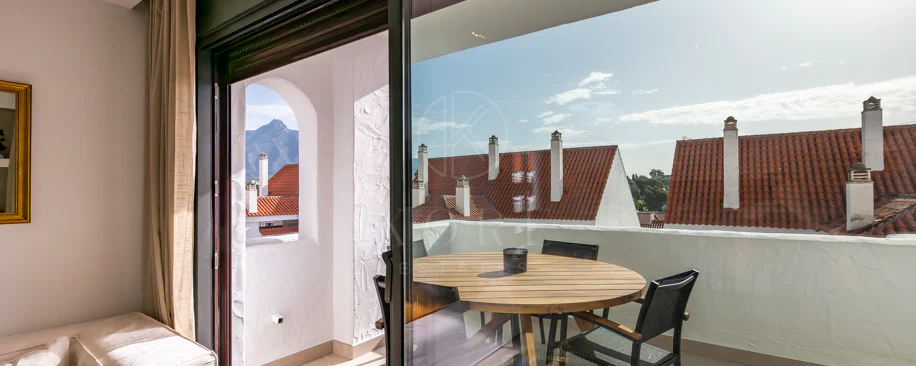 Apartament superb renovat cu trei dormitoare, orientat spre est, situat în unul dintre cele mai dorite complexe din Nueva Andalucia, La Maestranza.