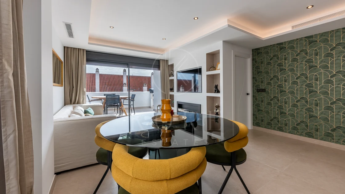 Apartament superb renovat cu trei dormitoare, orientat spre est, situat în unul dintre cele mai dorite complexe din Nueva Andalucia, La Maestranza.