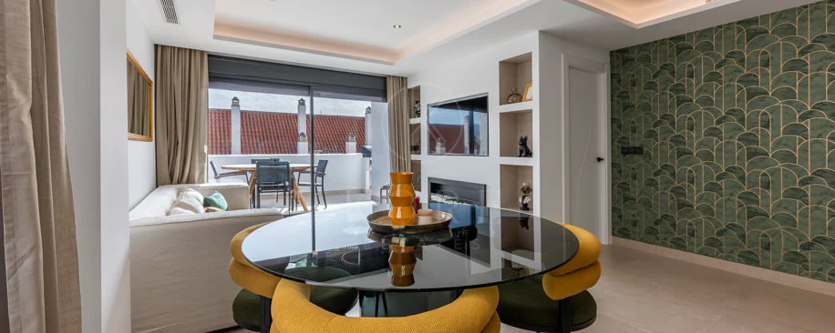 Apartament superb renovat cu trei dormitoare, orientat spre est, situat în unul dintre cele mai dorite complexe din Nueva Andalucia, La Maestranza.