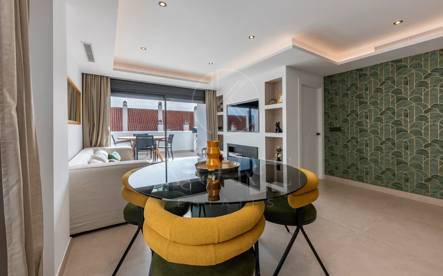 Beautifully renovated three-bedroom, east facing apartment, located in one of the most desirable complexes in Nueva Andalucia, La Maestranza.