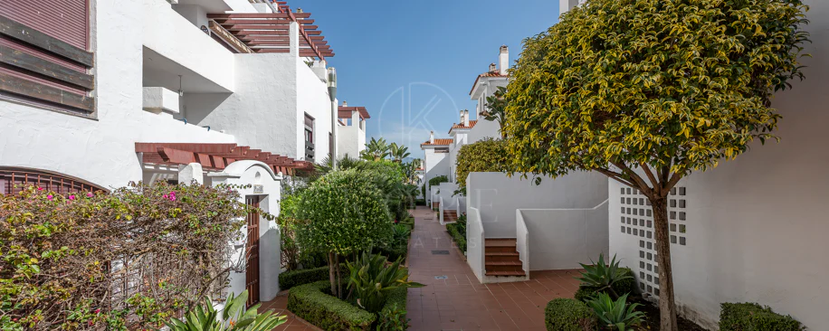 Apartament superb renovat cu trei dormitoare, orientat spre est, situat în unul dintre cele mai dorite complexe din Nueva Andalucia, La Maestranza.