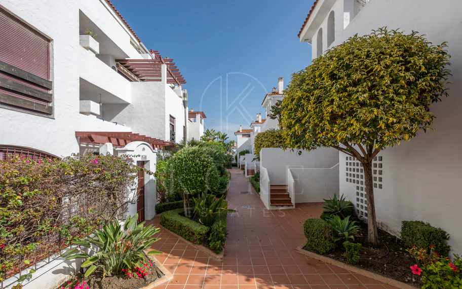 Beautifully renovated three-bedroom, east facing apartment, located in one of the most desirable complexes in Nueva Andalucia, La Maestranza.