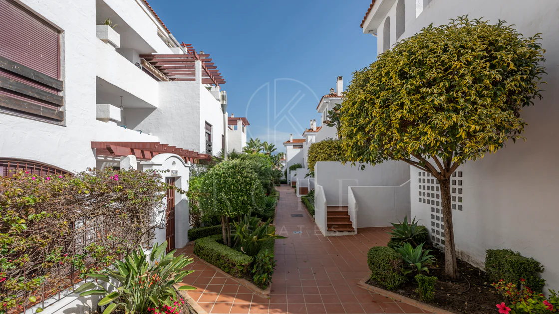 Apartament superb renovat cu trei dormitoare, orientat spre est, situat în unul dintre cele mai dorite complexe din Nueva Andalucia, La Maestranza.
