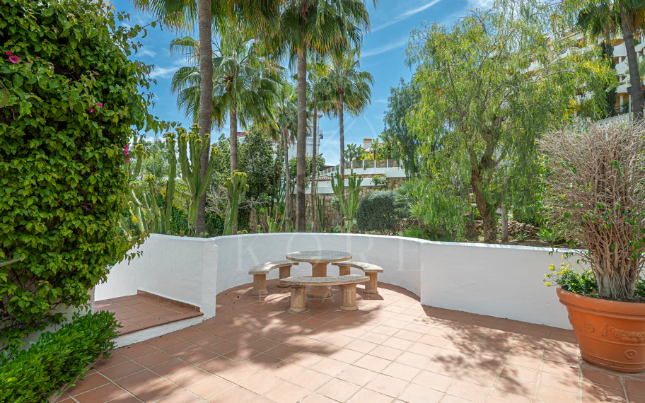 Beautifully renovated three-bedroom, east facing apartment, located in one of the most desirable complexes in Nueva Andalucia, La Maestranza.
