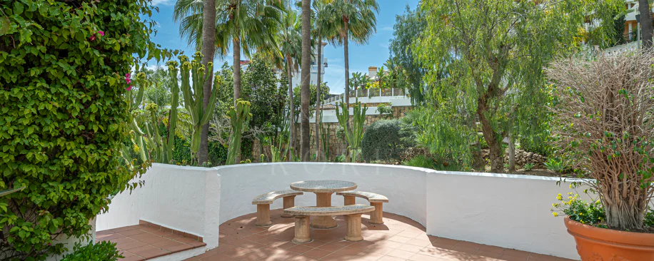 Apartament superb renovat cu trei dormitoare, orientat spre est, situat în unul dintre cele mai dorite complexe din Nueva Andalucia, La Maestranza.