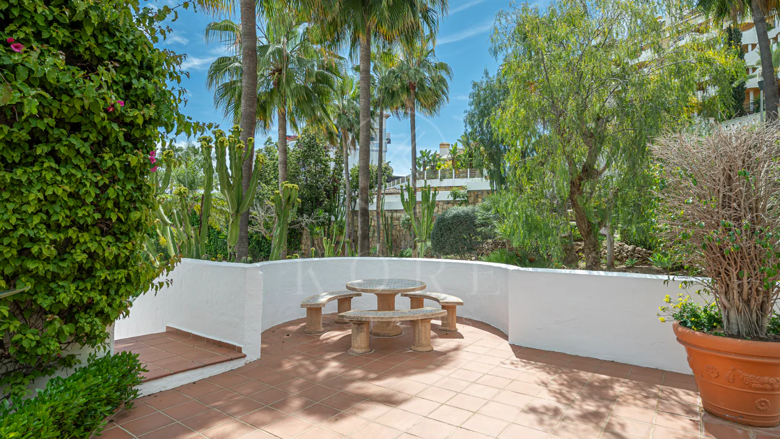 Apartament superb renovat cu trei dormitoare, orientat spre est, situat în unul dintre cele mai dorite complexe din Nueva Andalucia, La Maestranza.