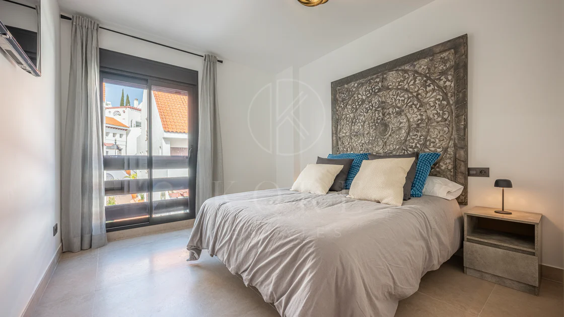 Apartament superb renovat cu trei dormitoare, orientat spre est, situat în unul dintre cele mai dorite complexe din Nueva Andalucia, La Maestranza.