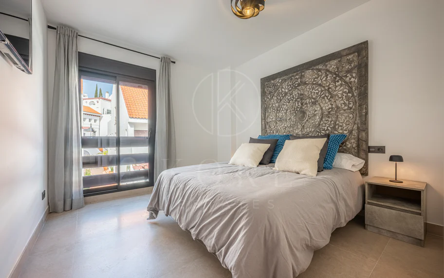 Beautifully renovated three-bedroom, east facing apartment, located in one of the most desirable complexes in Nueva Andalucia, La Maestranza.