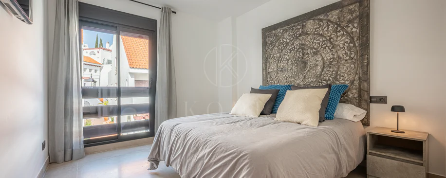 Apartament superb renovat cu trei dormitoare, orientat spre est, situat în unul dintre cele mai dorite complexe din Nueva Andalucia, La Maestranza.
