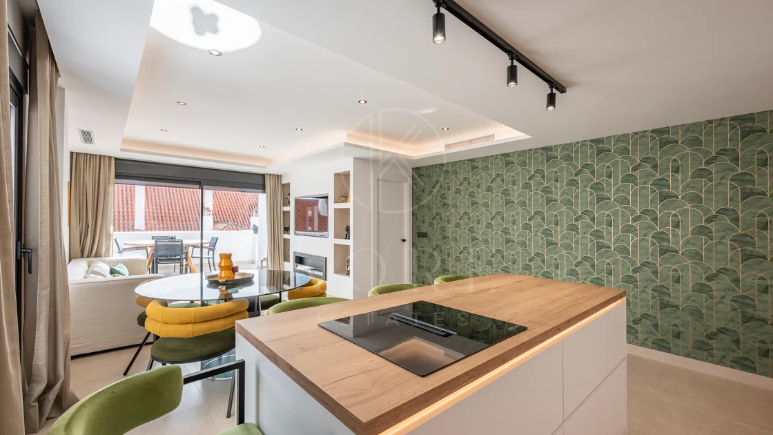 Apartament superb renovat cu trei dormitoare, orientat spre est, situat în unul dintre cele mai dorite complexe din Nueva Andalucia, La Maestranza.