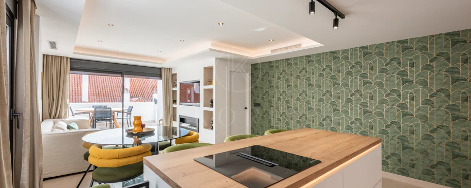 Apartament superb renovat cu trei dormitoare, orientat spre est, situat în unul dintre cele mai dorite complexe din Nueva Andalucia, La Maestranza.