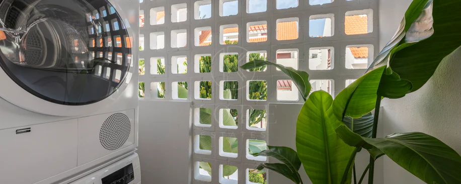 Apartament superb renovat cu trei dormitoare, orientat spre est, situat în unul dintre cele mai dorite complexe din Nueva Andalucia, La Maestranza.