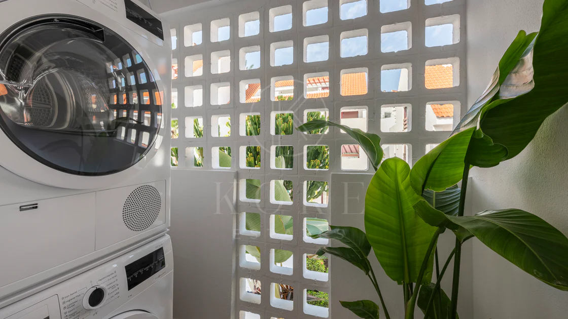 Apartament superb renovat cu trei dormitoare, orientat spre est, situat în unul dintre cele mai dorite complexe din Nueva Andalucia, La Maestranza.