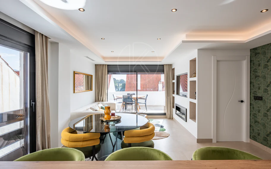 Beautifully renovated three-bedroom, east facing apartment, located in one of the most desirable complexes in Nueva Andalucia, La Maestranza.