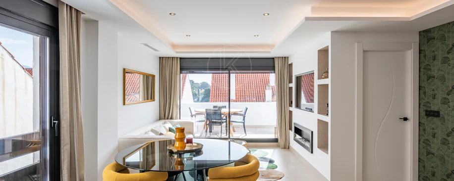 Apartament superb renovat cu trei dormitoare, orientat spre est, situat în unul dintre cele mai dorite complexe din Nueva Andalucia, La Maestranza.