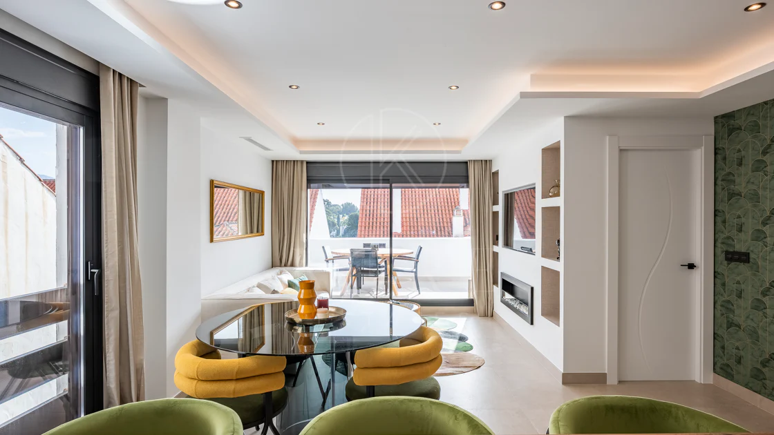 Apartament superb renovat cu trei dormitoare, orientat spre est, situat în unul dintre cele mai dorite complexe din Nueva Andalucia, La Maestranza.