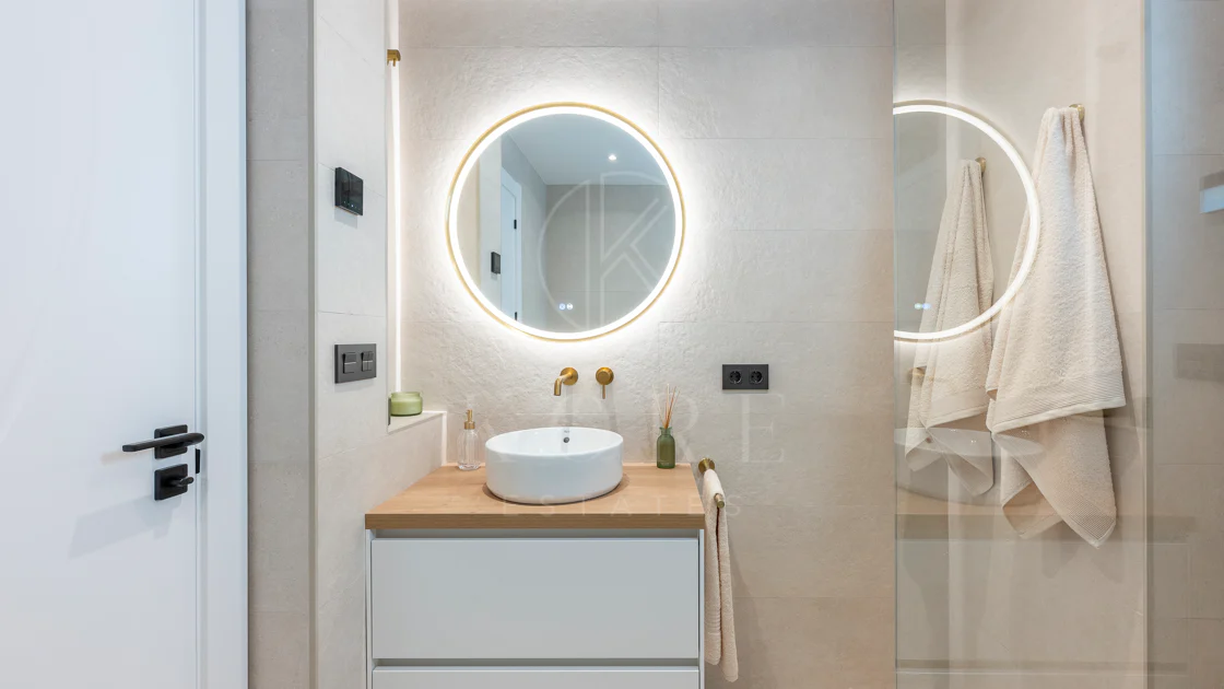Apartament superb renovat cu trei dormitoare, orientat spre est, situat în unul dintre cele mai dorite complexe din Nueva Andalucia, La Maestranza.