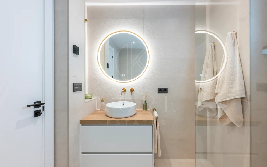 Beautifully renovated three-bedroom, east facing apartment, located in one of the most desirable complexes in Nueva Andalucia, La Maestranza.