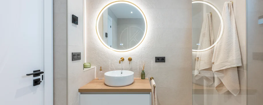 Apartament superb renovat cu trei dormitoare, orientat spre est, situat în unul dintre cele mai dorite complexe din Nueva Andalucia, La Maestranza.