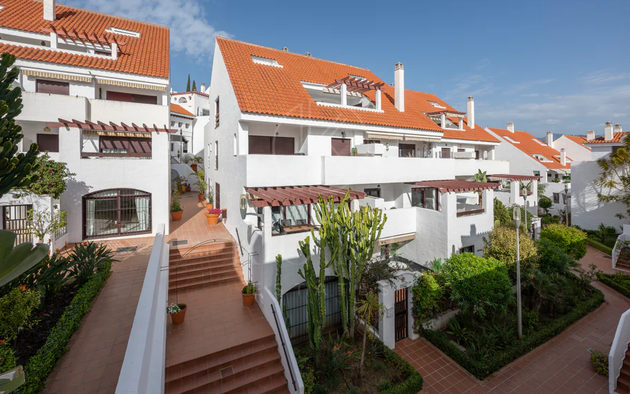 Beautifully renovated three-bedroom, east facing apartment, located in one of the most desirable complexes in Nueva Andalucia, La Maestranza.