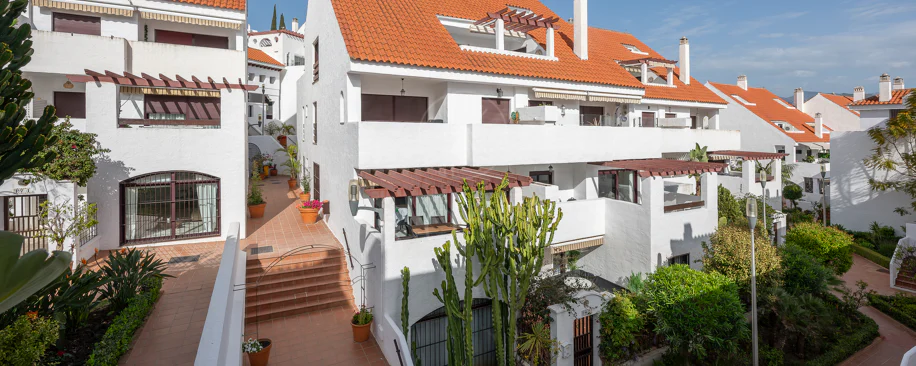 Apartament superb renovat cu trei dormitoare, orientat spre est, situat în unul dintre cele mai dorite complexe din Nueva Andalucia, La Maestranza.