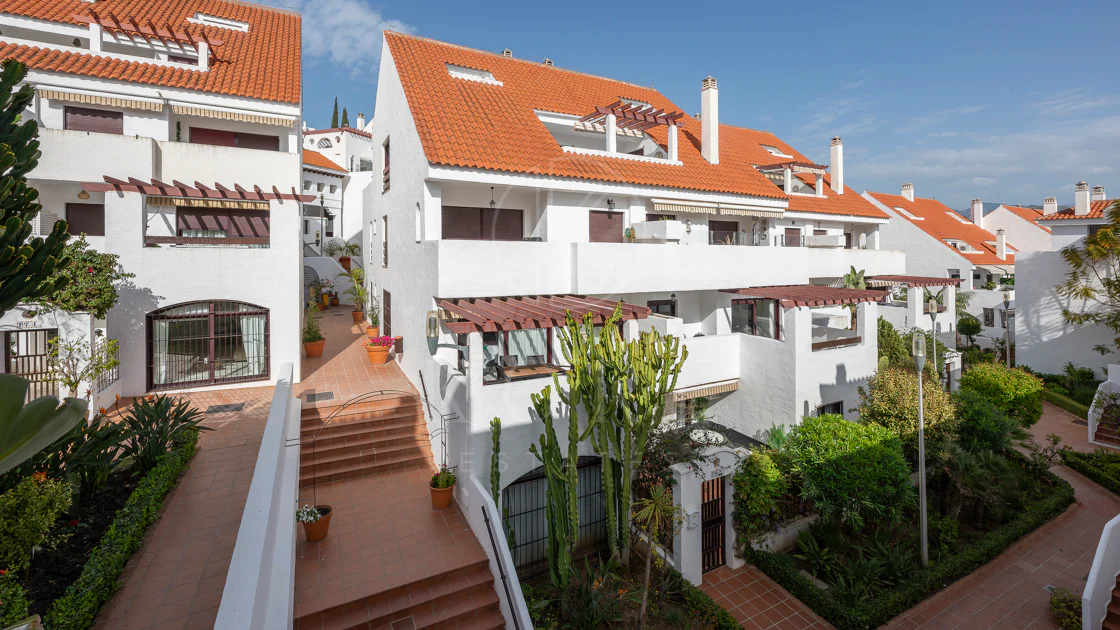 Apartament superb renovat cu trei dormitoare, orientat spre est, situat în unul dintre cele mai dorite complexe din Nueva Andalucia, La Maestranza.