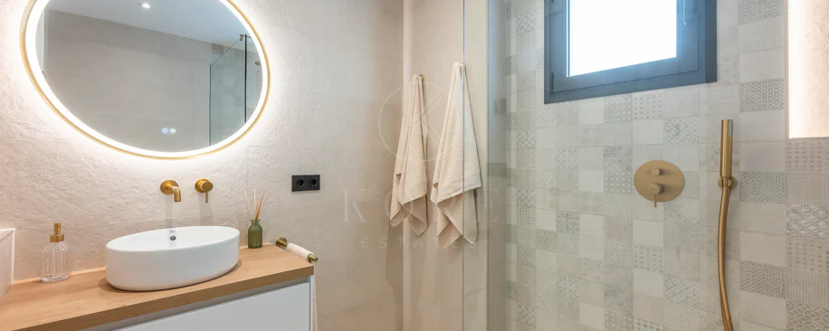 Apartament superb renovat cu trei dormitoare, orientat spre est, situat în unul dintre cele mai dorite complexe din Nueva Andalucia, La Maestranza.