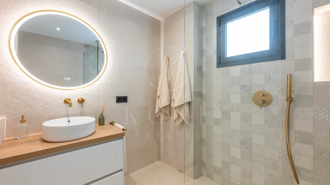 Apartament superb renovat cu trei dormitoare, orientat spre est, situat în unul dintre cele mai dorite complexe din Nueva Andalucia, La Maestranza.