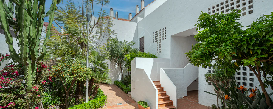 Apartament superb renovat cu trei dormitoare, orientat spre est, situat în unul dintre cele mai dorite complexe din Nueva Andalucia, La Maestranza.