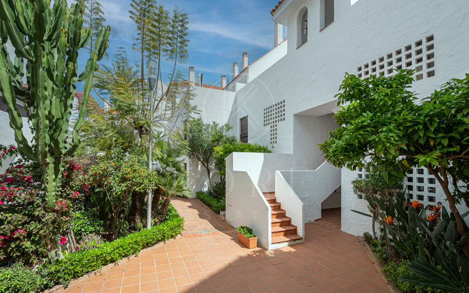 Beautifully renovated three-bedroom, east facing apartment, located in one of the most desirable complexes in Nueva Andalucia, La Maestranza.