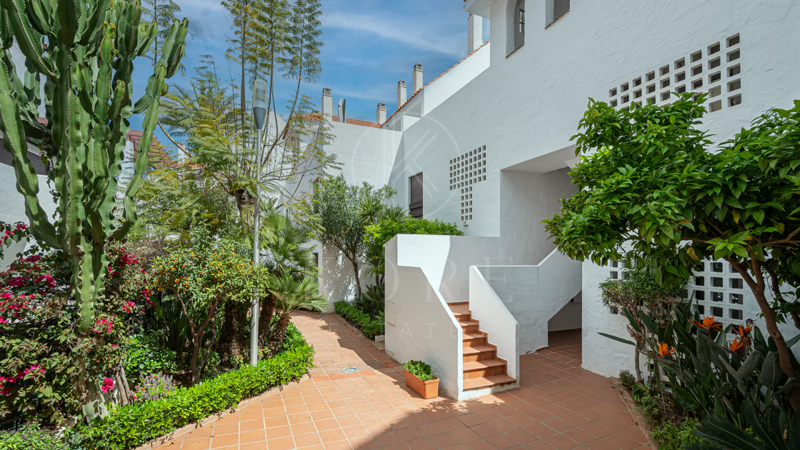 Apartament superb renovat cu trei dormitoare, orientat spre est, situat în unul dintre cele mai dorite complexe din Nueva Andalucia, La Maestranza.
