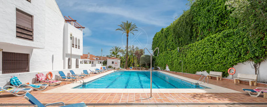 Apartament superb renovat cu trei dormitoare, orientat spre est, situat în unul dintre cele mai dorite complexe din Nueva Andalucia, La Maestranza.