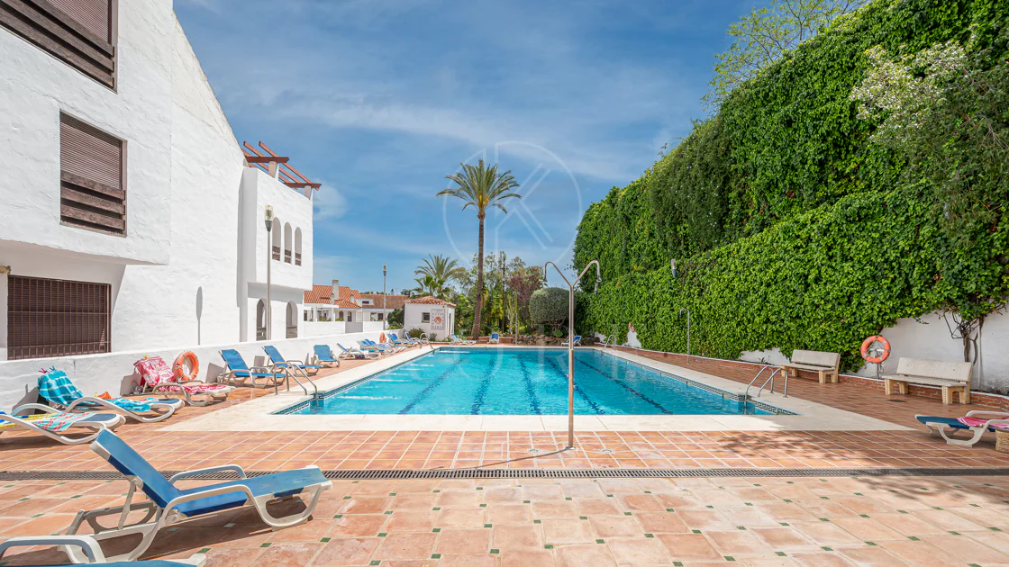 Apartament superb renovat cu trei dormitoare, orientat spre est, situat în unul dintre cele mai dorite complexe din Nueva Andalucia, La Maestranza.