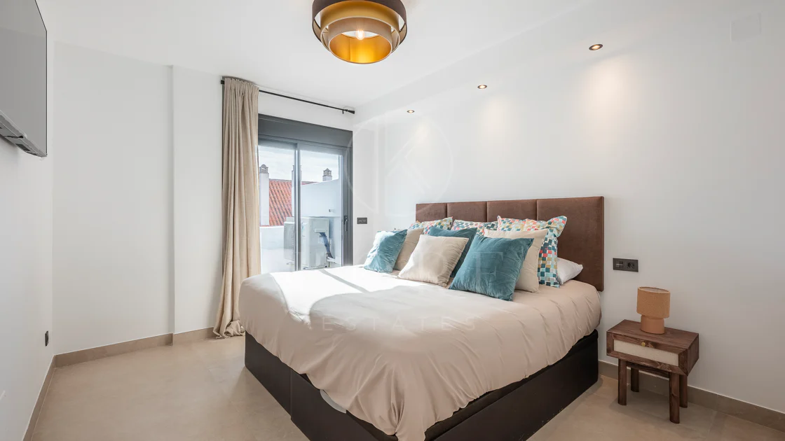 Apartament superb renovat cu trei dormitoare, orientat spre est, situat în unul dintre cele mai dorite complexe din Nueva Andalucia, La Maestranza.