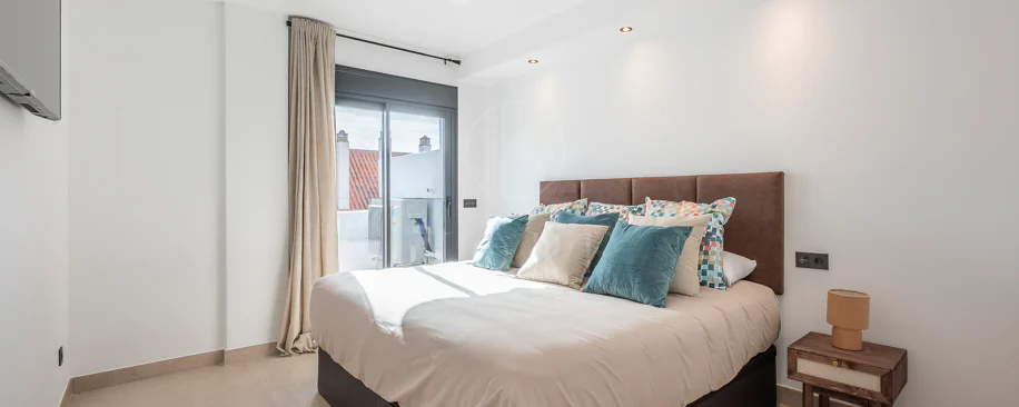 Apartament superb renovat cu trei dormitoare, orientat spre est, situat în unul dintre cele mai dorite complexe din Nueva Andalucia, La Maestranza.