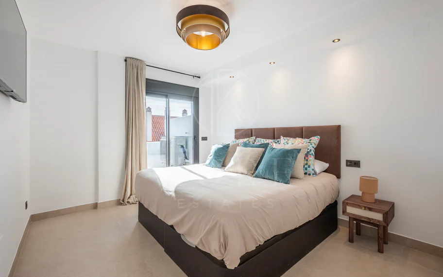 Beautifully renovated three-bedroom, east facing apartment, located in one of the most desirable complexes in Nueva Andalucia, La Maestranza.