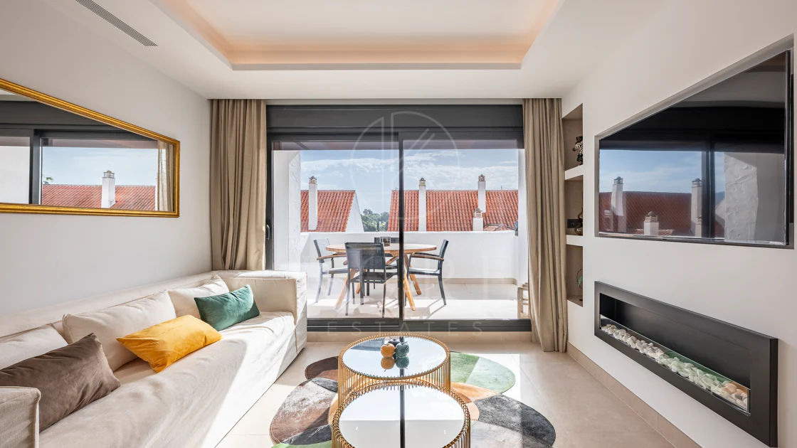 Apartament superb renovat cu trei dormitoare, orientat spre est, situat în unul dintre cele mai dorite complexe din Nueva Andalucia, La Maestranza.