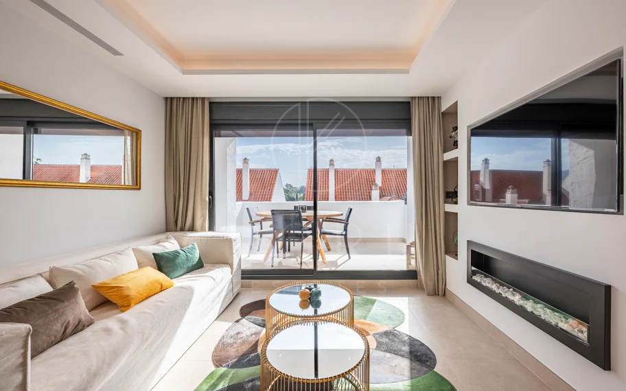 Beautifully renovated three-bedroom, east facing apartment, located in one of the most desirable complexes in Nueva Andalucia, La Maestranza.