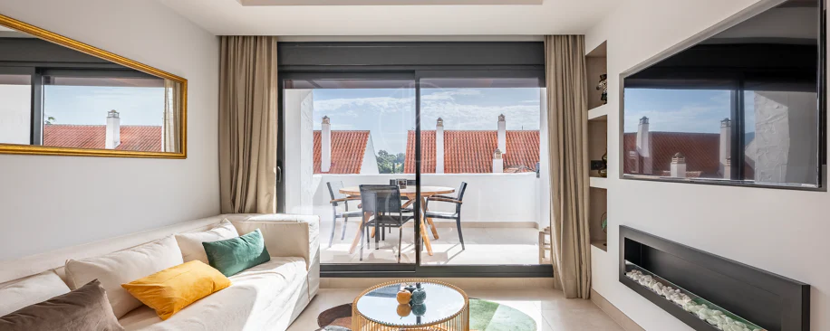 Apartament superb renovat cu trei dormitoare, orientat spre est, situat în unul dintre cele mai dorite complexe din Nueva Andalucia, La Maestranza.