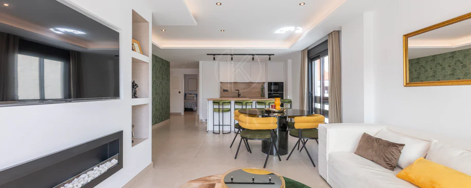 Apartament superb renovat cu trei dormitoare, orientat spre est, situat în unul dintre cele mai dorite complexe din Nueva Andalucia, La Maestranza.