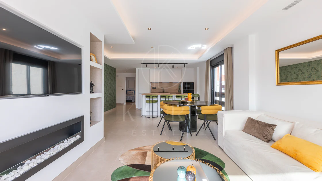 Apartament superb renovat cu trei dormitoare, orientat spre est, situat în unul dintre cele mai dorite complexe din Nueva Andalucia, La Maestranza.