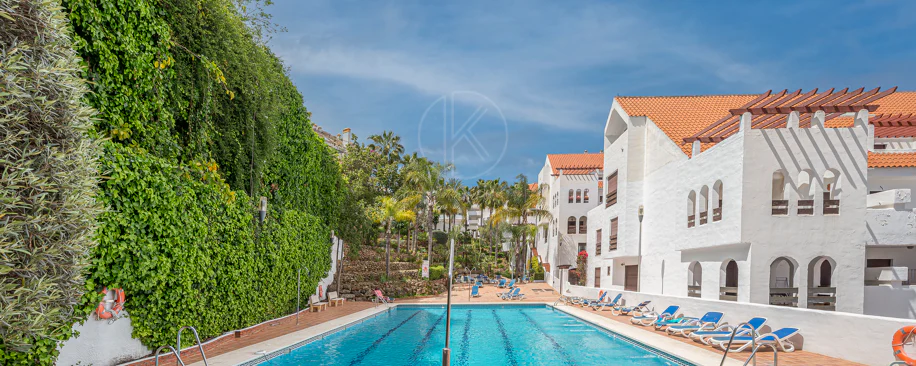 Apartament superb renovat cu trei dormitoare, orientat spre est, situat în unul dintre cele mai dorite complexe din Nueva Andalucia, La Maestranza.