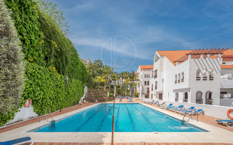 Beautifully renovated three-bedroom, east facing apartment, located in one of the most desirable complexes in Nueva Andalucia, La Maestranza.